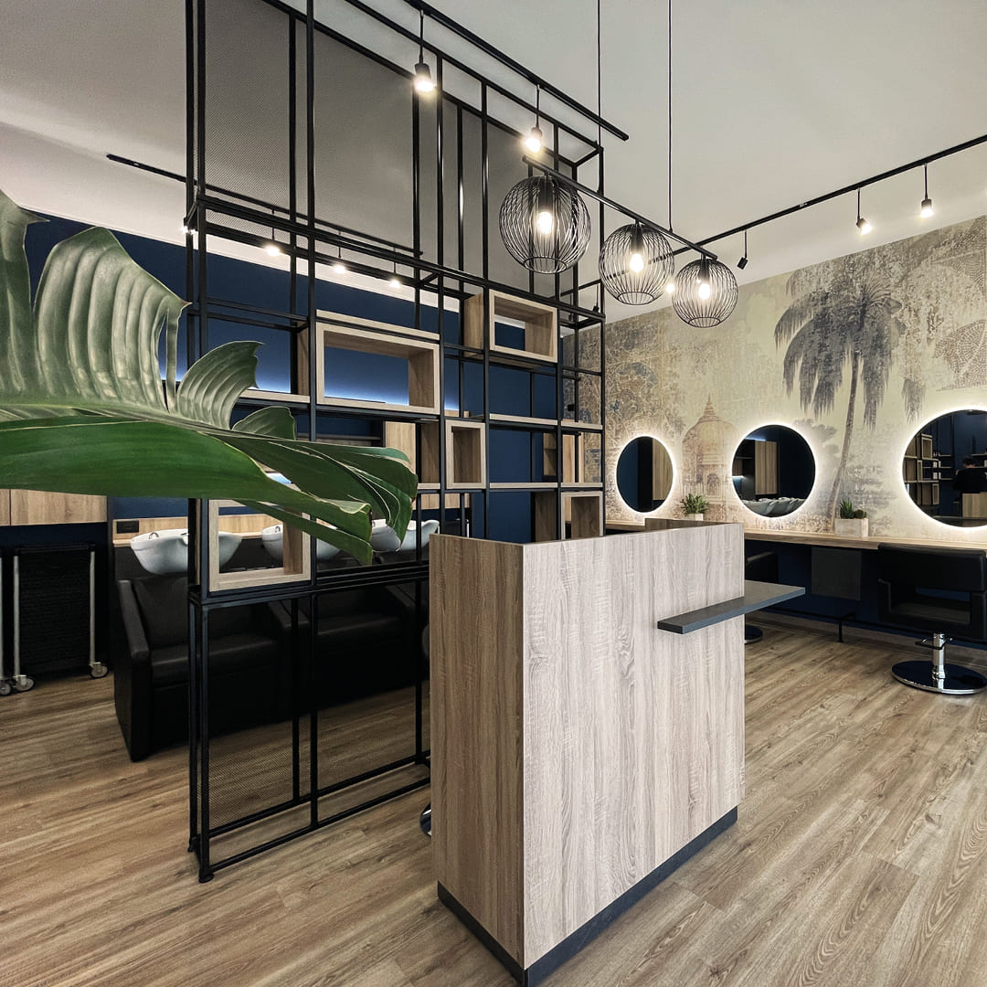 Immagine area reception con mobile divisorio decorativo nero e in legno 